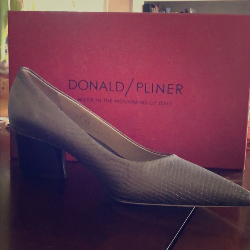 Donald Pliner matte metallic snake pumps - Picture 1 of 1